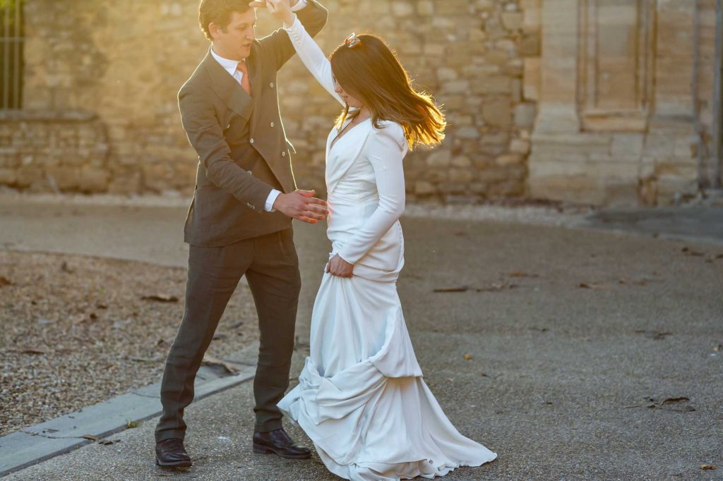 Wedding photographer in Béziers capturing golden hour sunset dancing